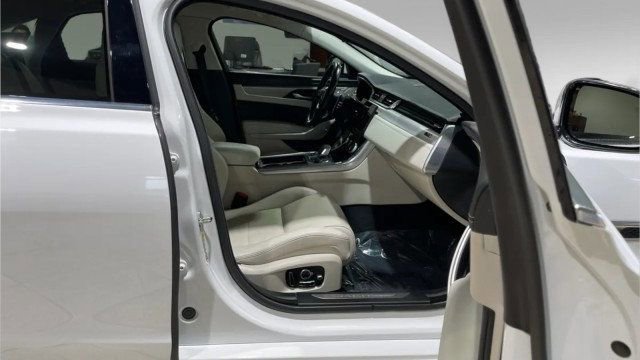 Used 2022 Jaguar XF R-Dynamic SE image 12