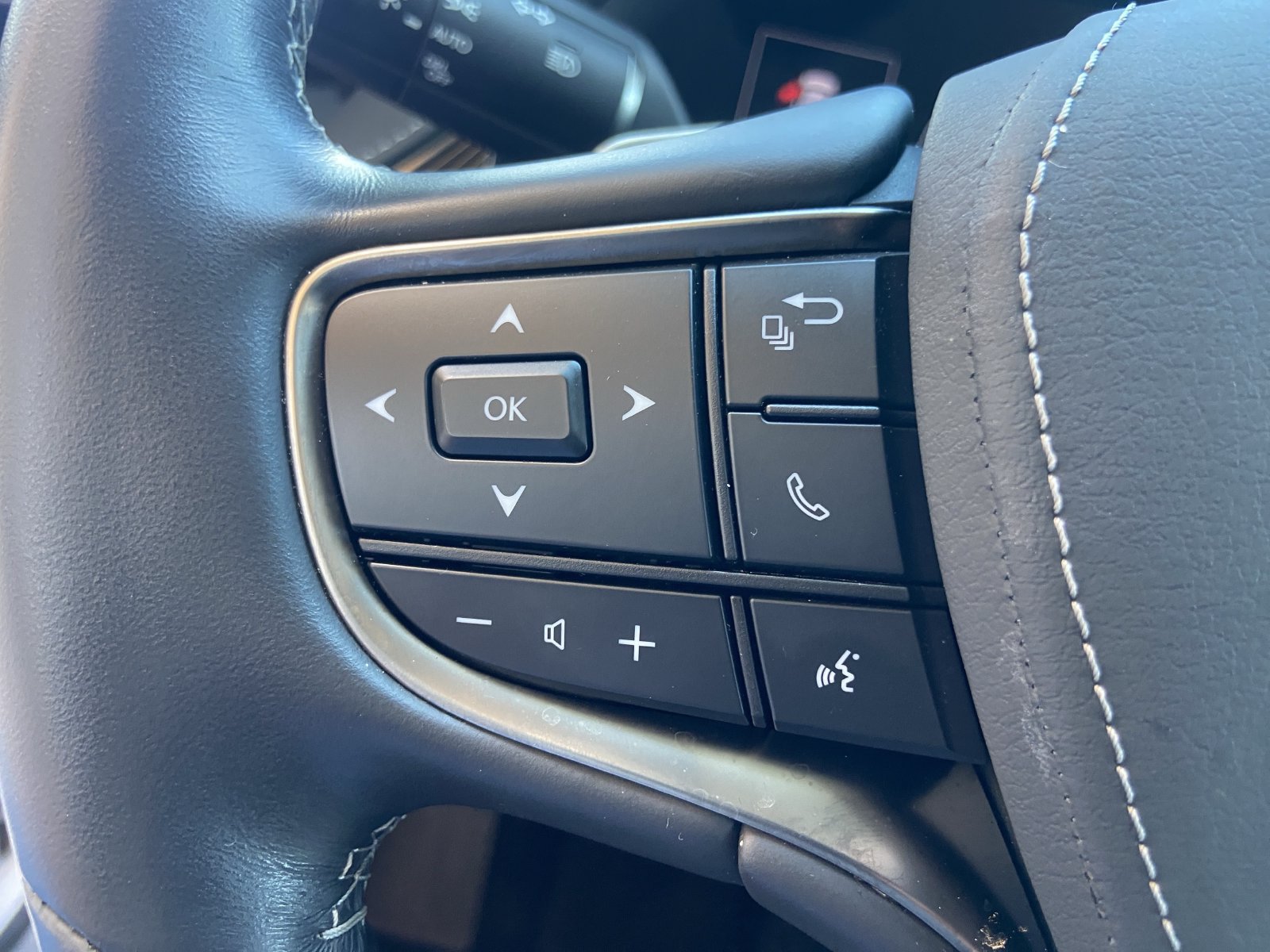 Used 2023 Lexus LS 500h AWD w/ Luxury Package image 27