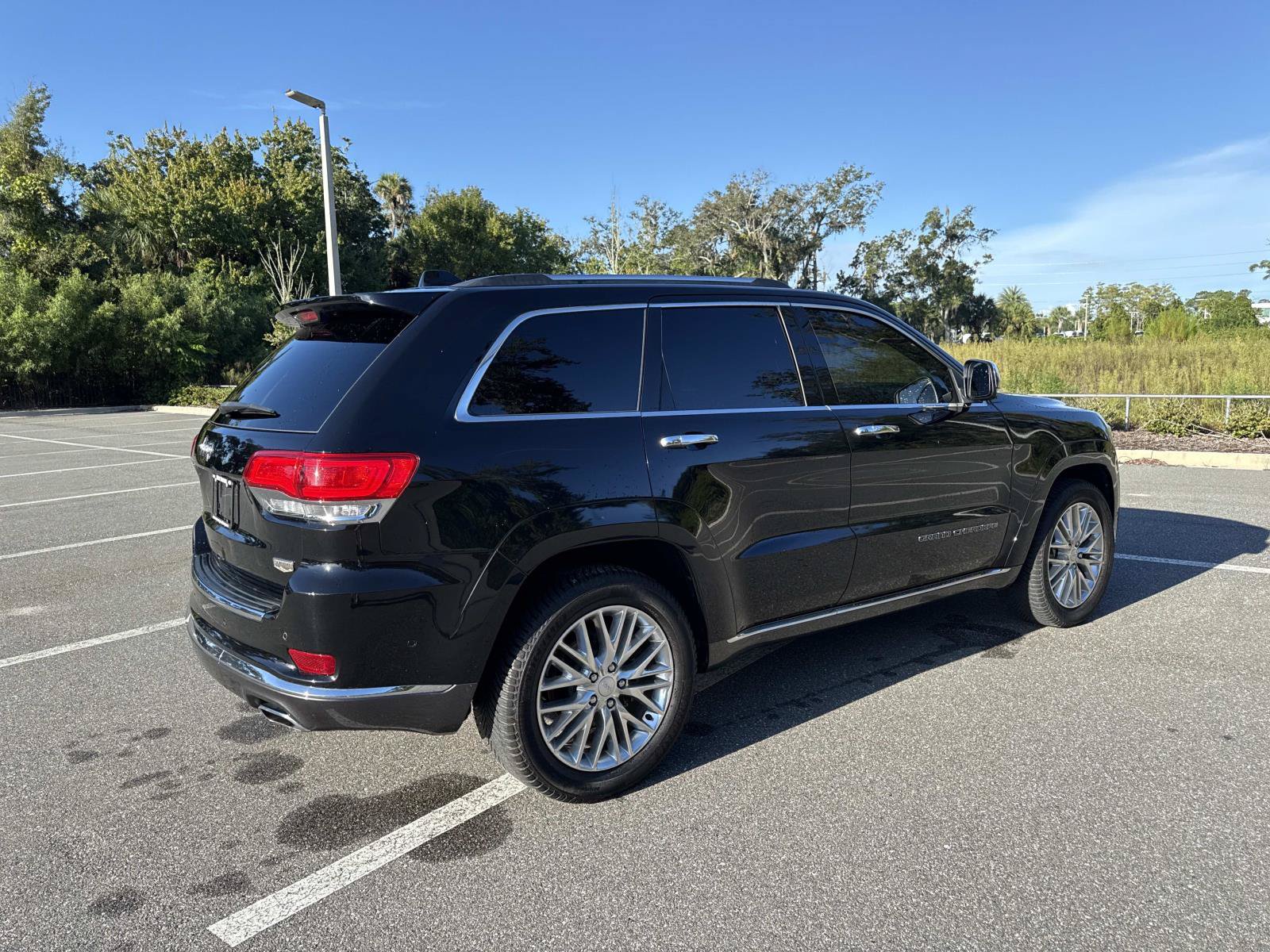 Used 2017 Jeep Grand Cherokee Summit AWD/4WD image 3