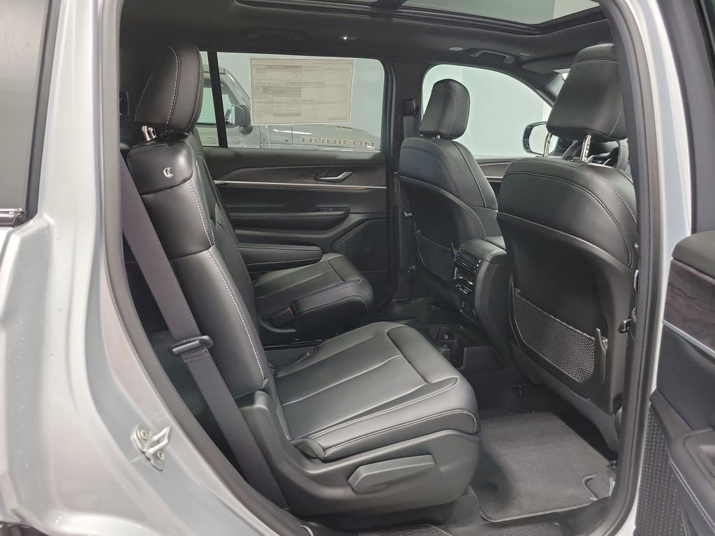 New 2025 Jeep Grand Cherokee L Limited w/ Black Appearance Package image 9