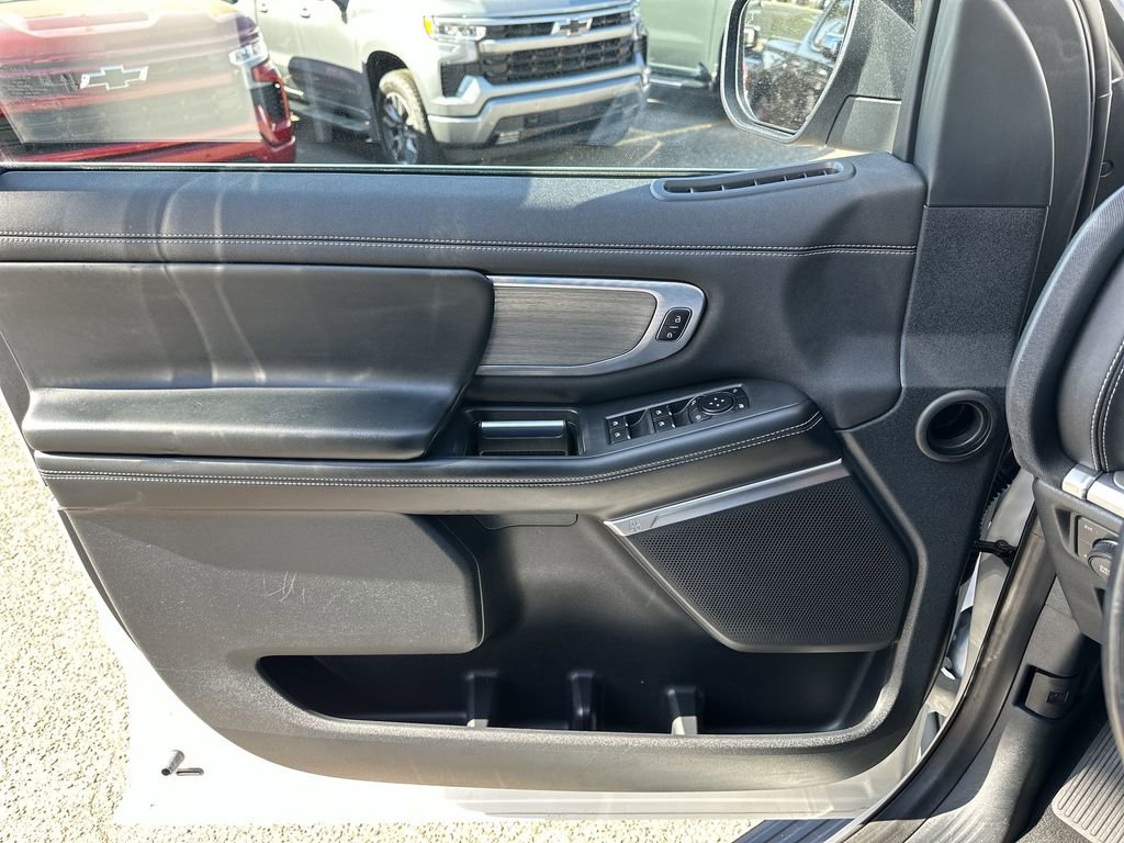 Used 2025 Ford Expedition Platinum image 34