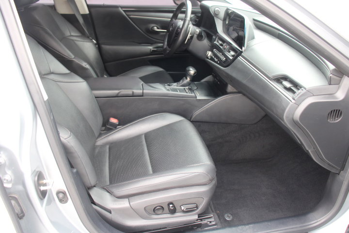 Used 2022 Lexus ES 300h w/ Accessory Package 2 FWD image 19