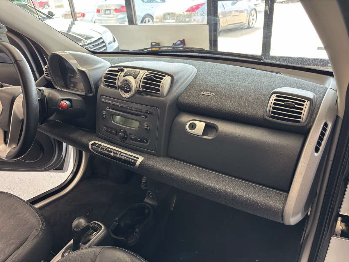 Used 2009 smart fortwo pure RWD image 15