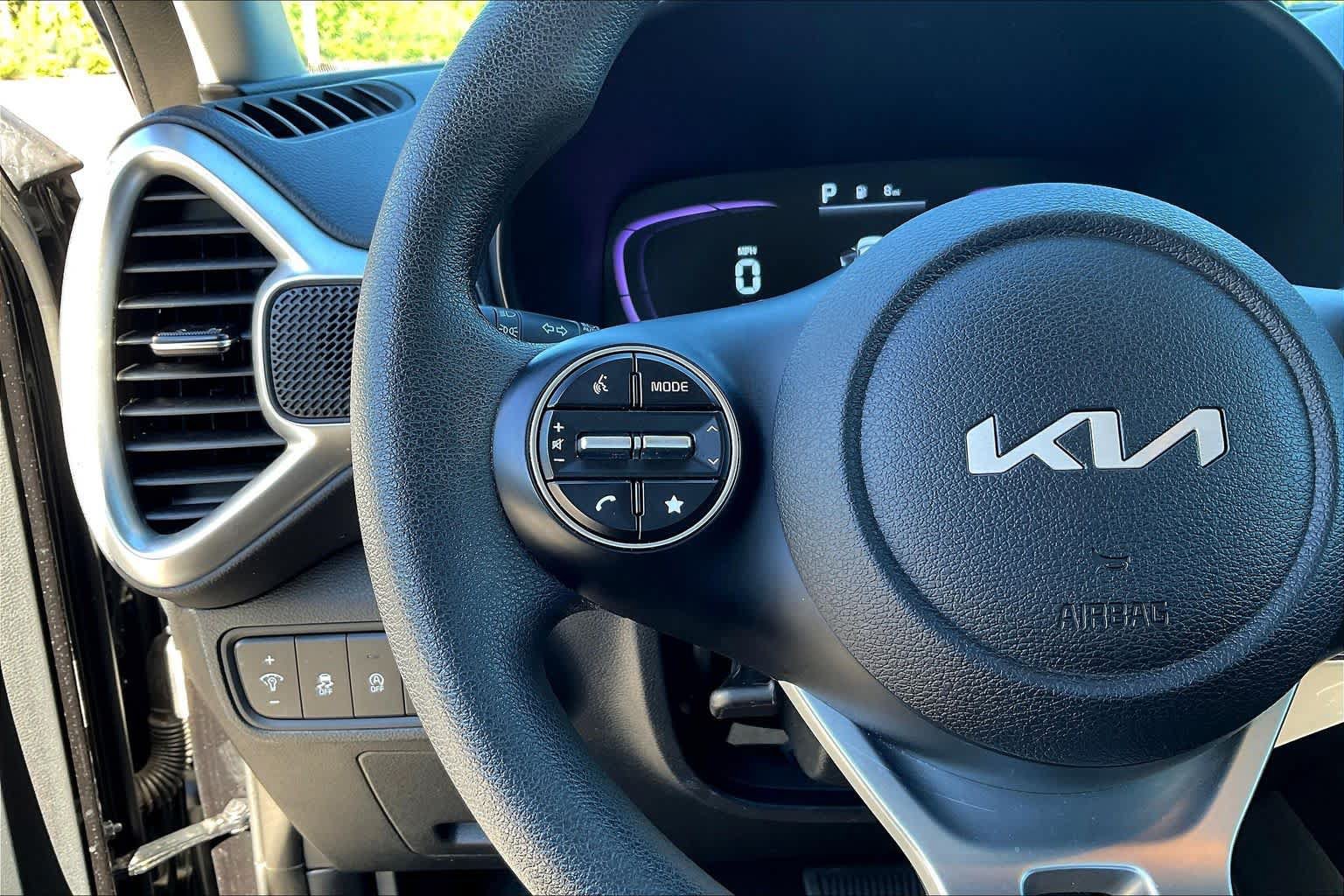 Used 2025 Kia Soul LX FWD image 23