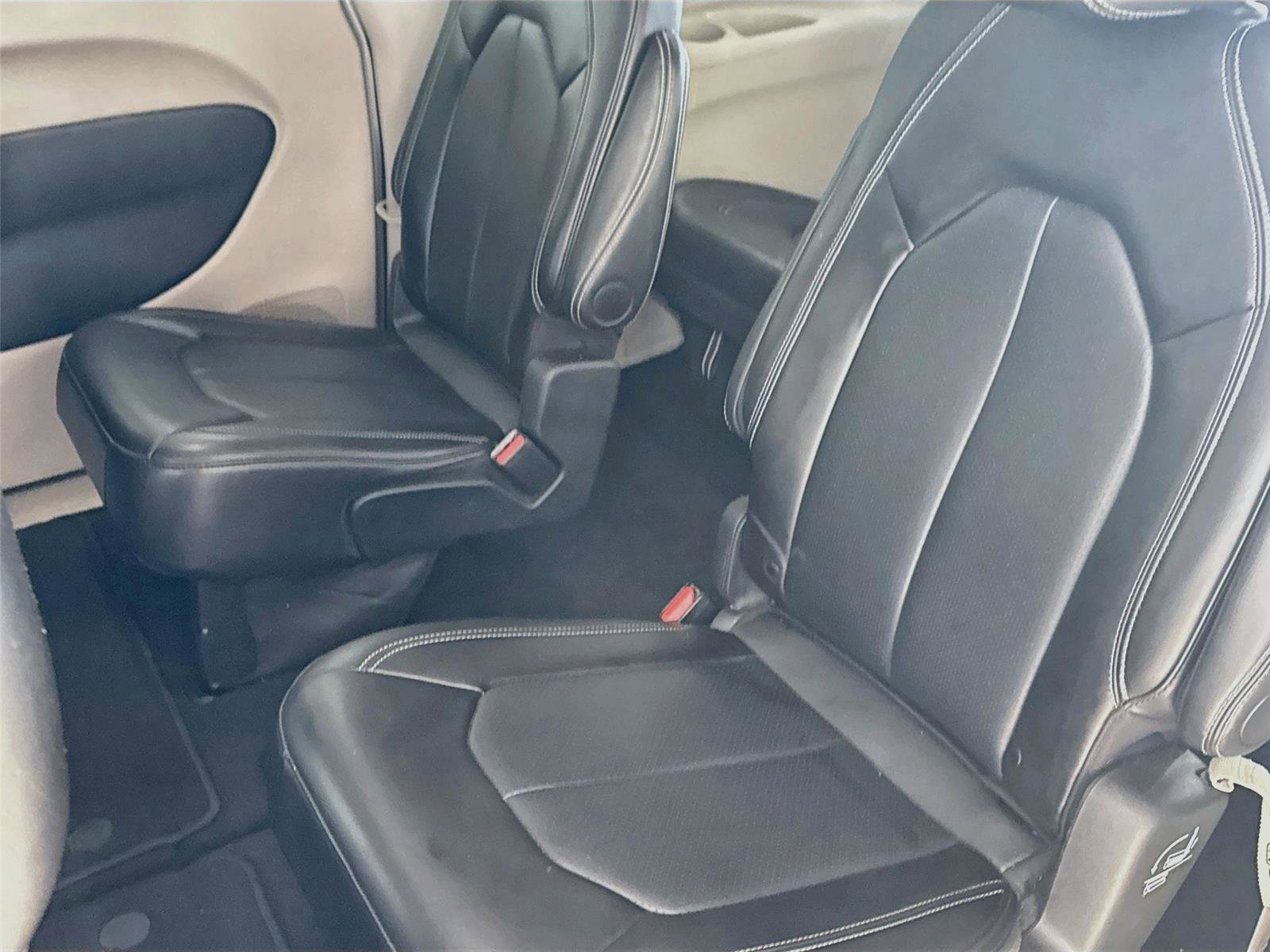 Used 2024 Chrysler Pacifica Touring-L FWD image 5