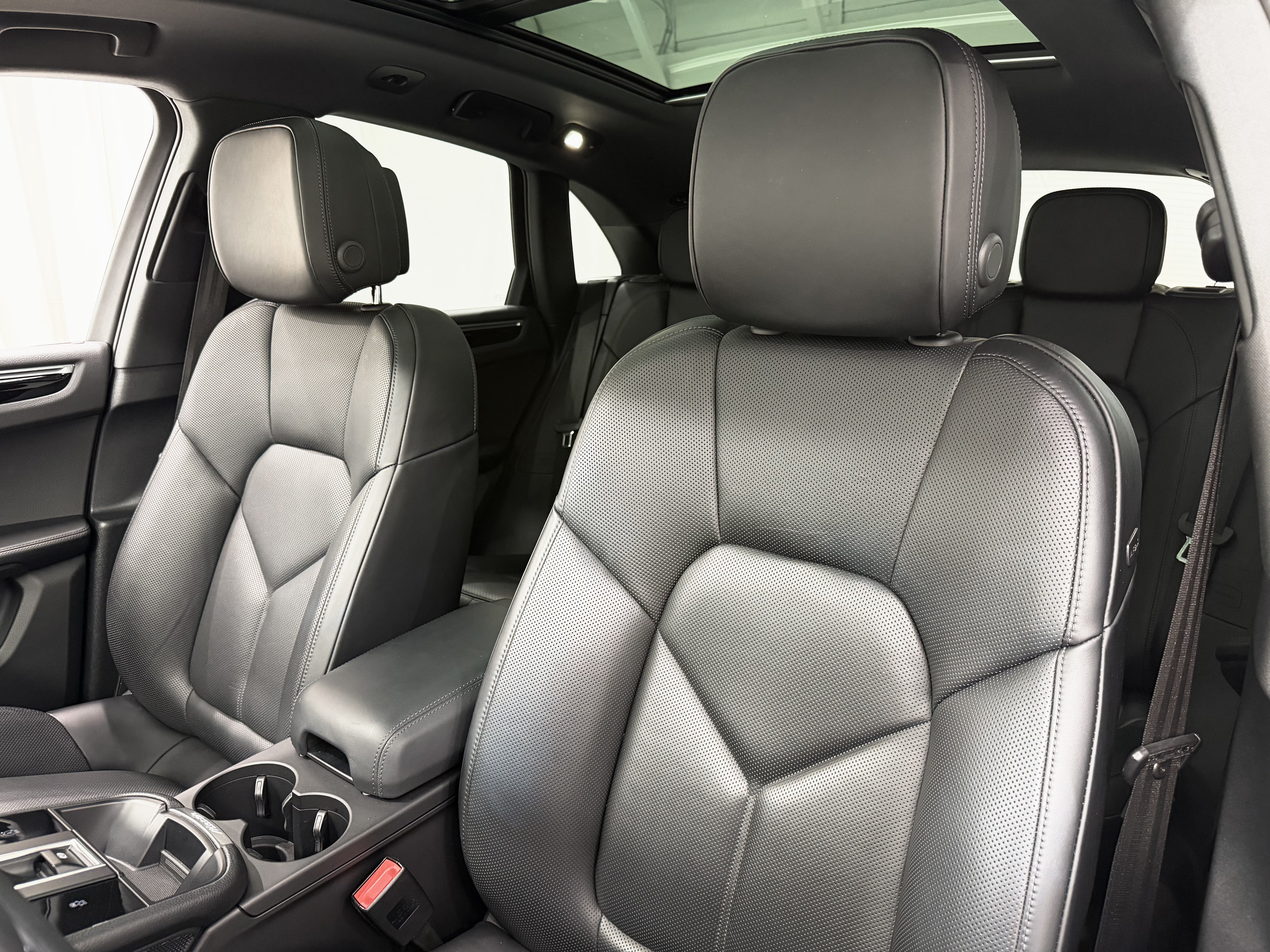 Certified 2024 Porsche Macan S AWD/4WD image 34