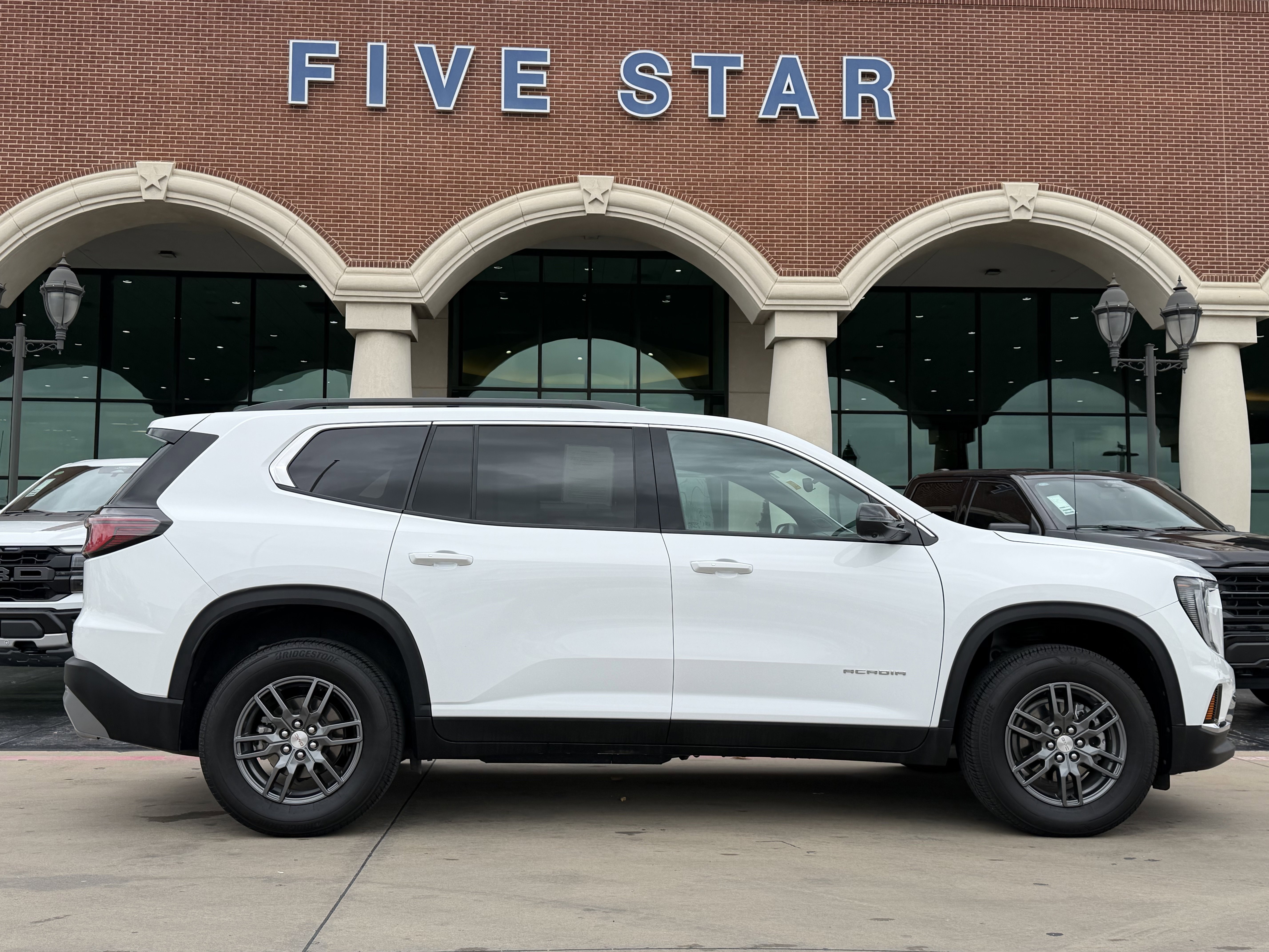 Used 2025 GMC Acadia Elevation FWD image 3