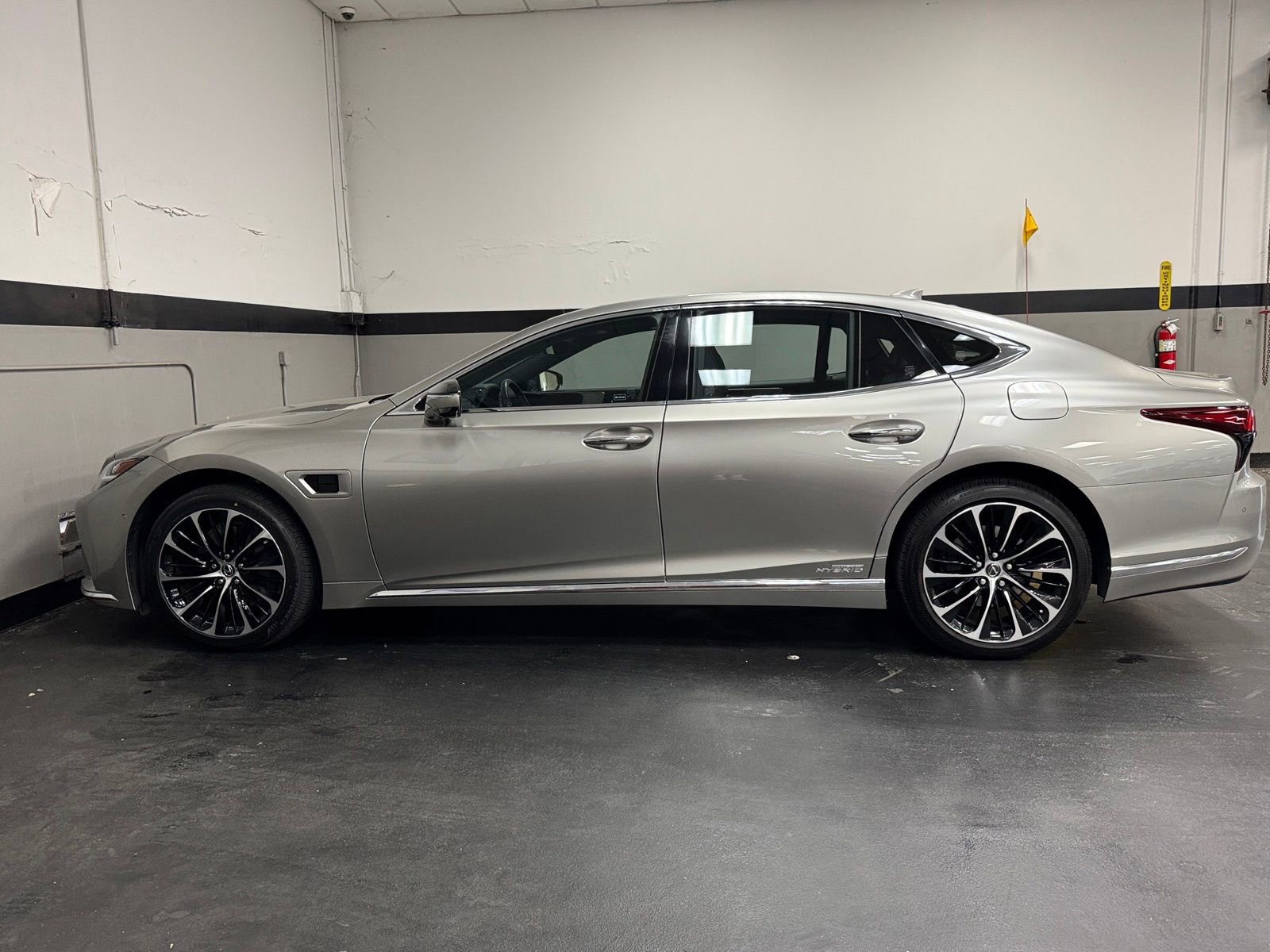 Used 2022 Lexus LS 500h AWD w/ Luxury Package image 9