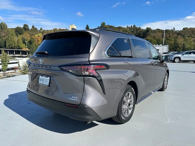 Used 2023 Toyota Sienna XLE image 3