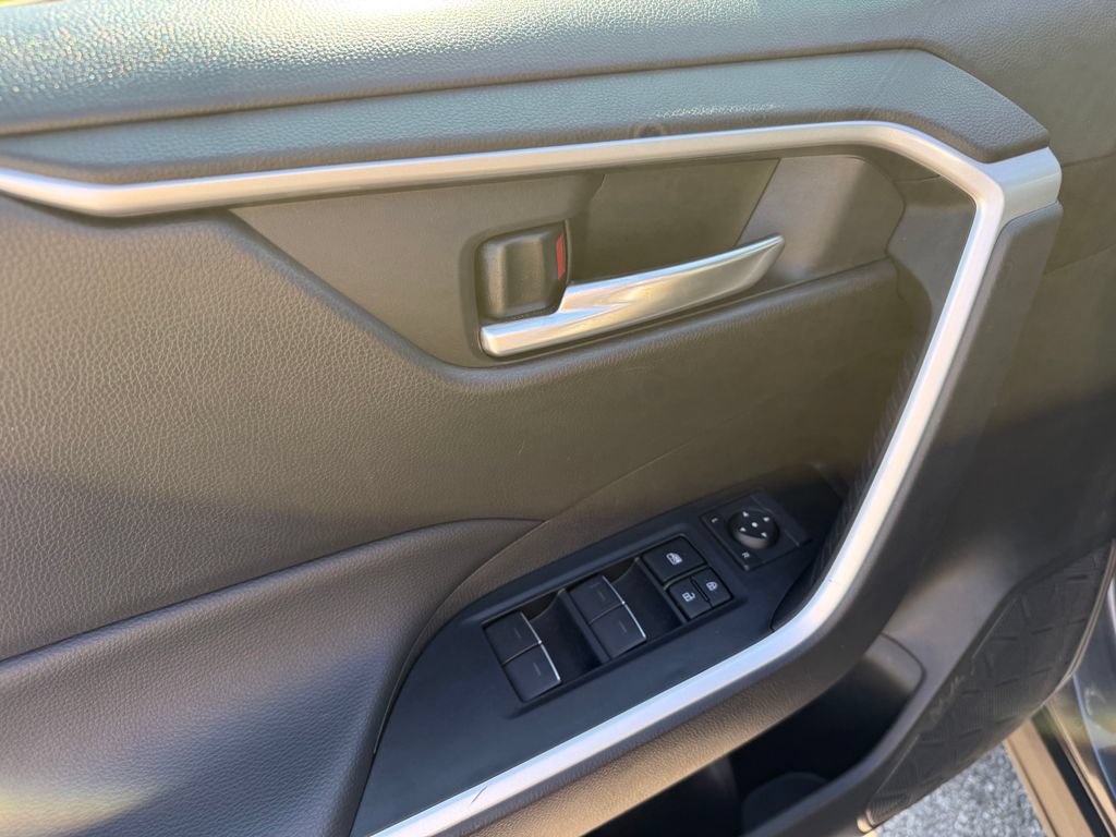 Used 2025 Toyota RAV4 XLE FWD image 17