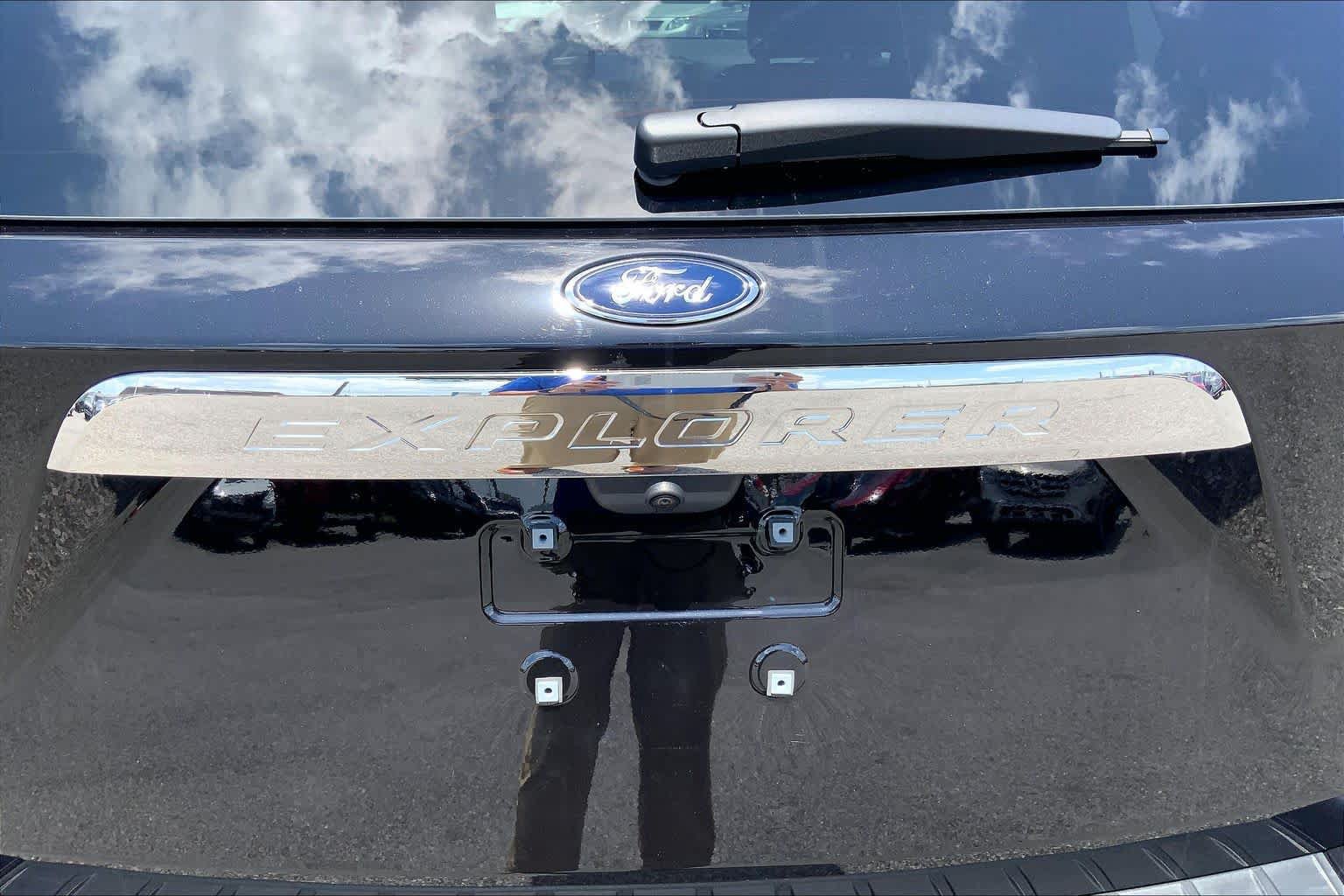 Certified 2024 Ford Explorer XLT RWD image 31