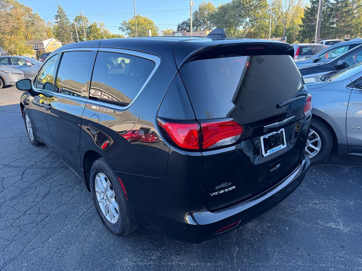 Used 2023 Chrysler Voyager LX FWD image 3
