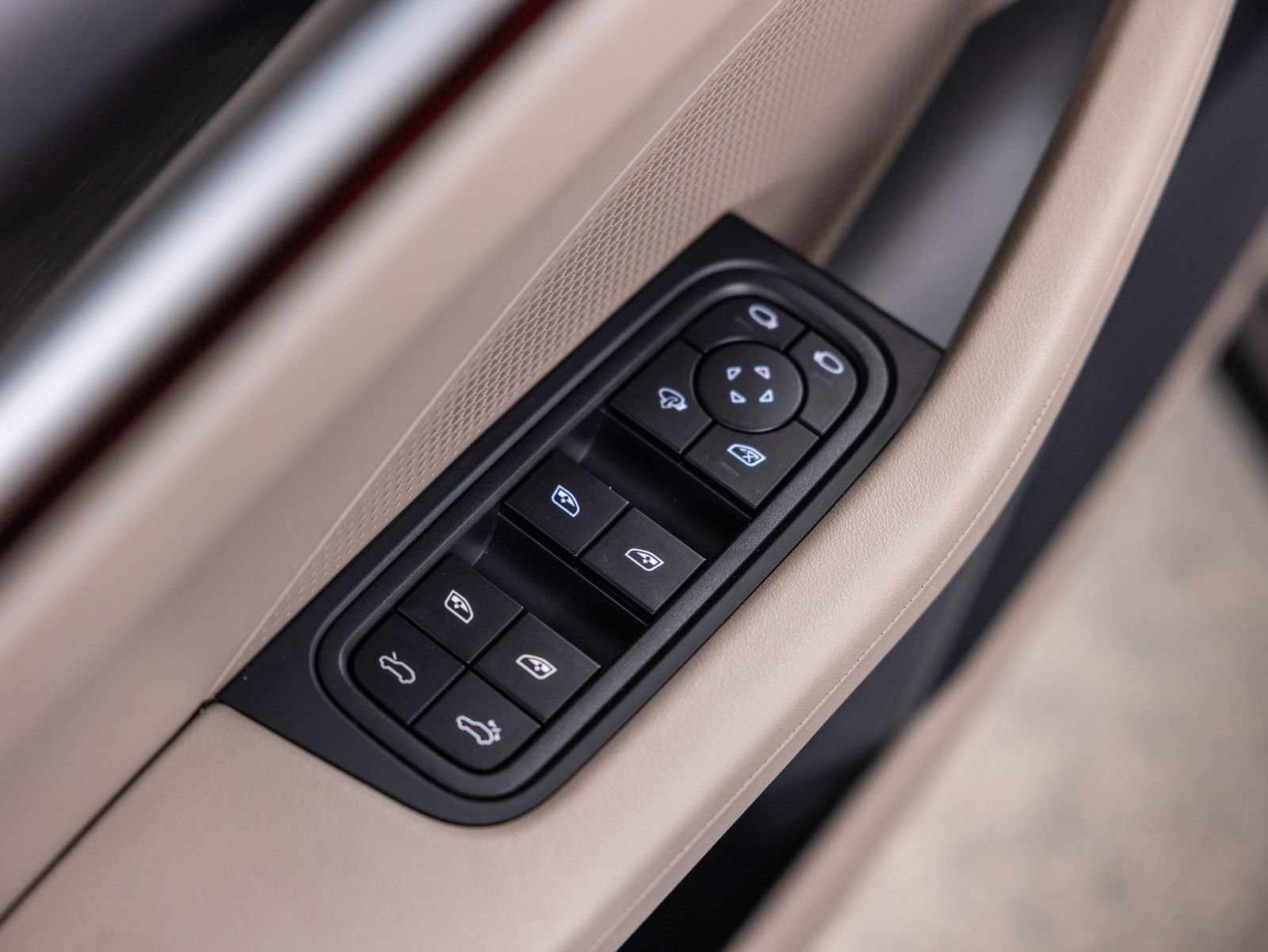 Certified 2025 Porsche Macan Electric image 43