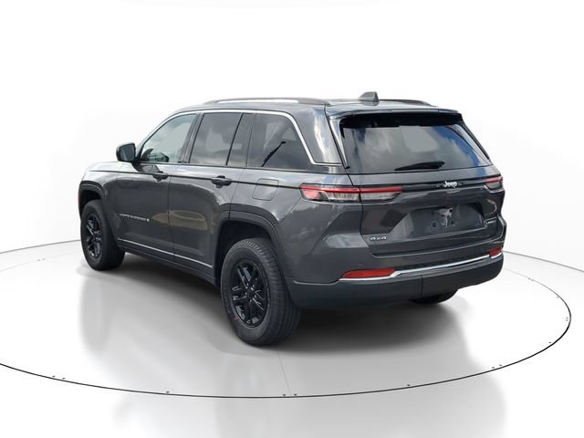 Used 2022 Jeep Grand Cherokee Laredo w/ Luxury Tech Group I AWD/4WD image 4