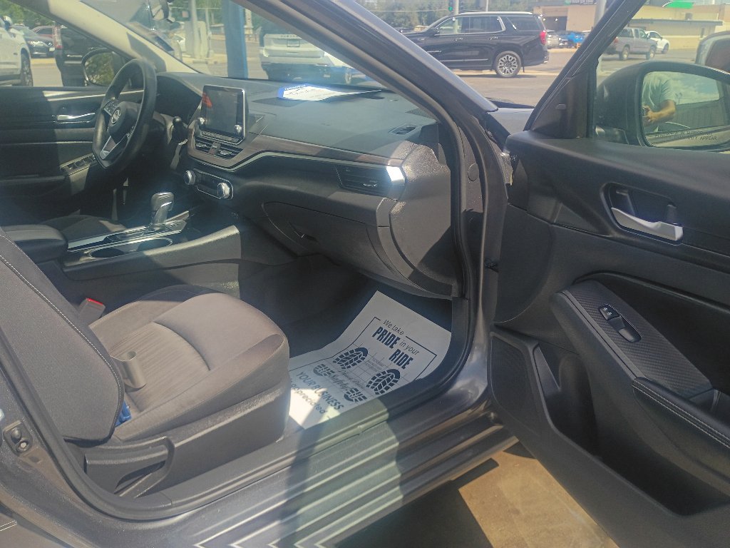 Used 2024 Nissan Altima 2.5 SV FWD image 12
