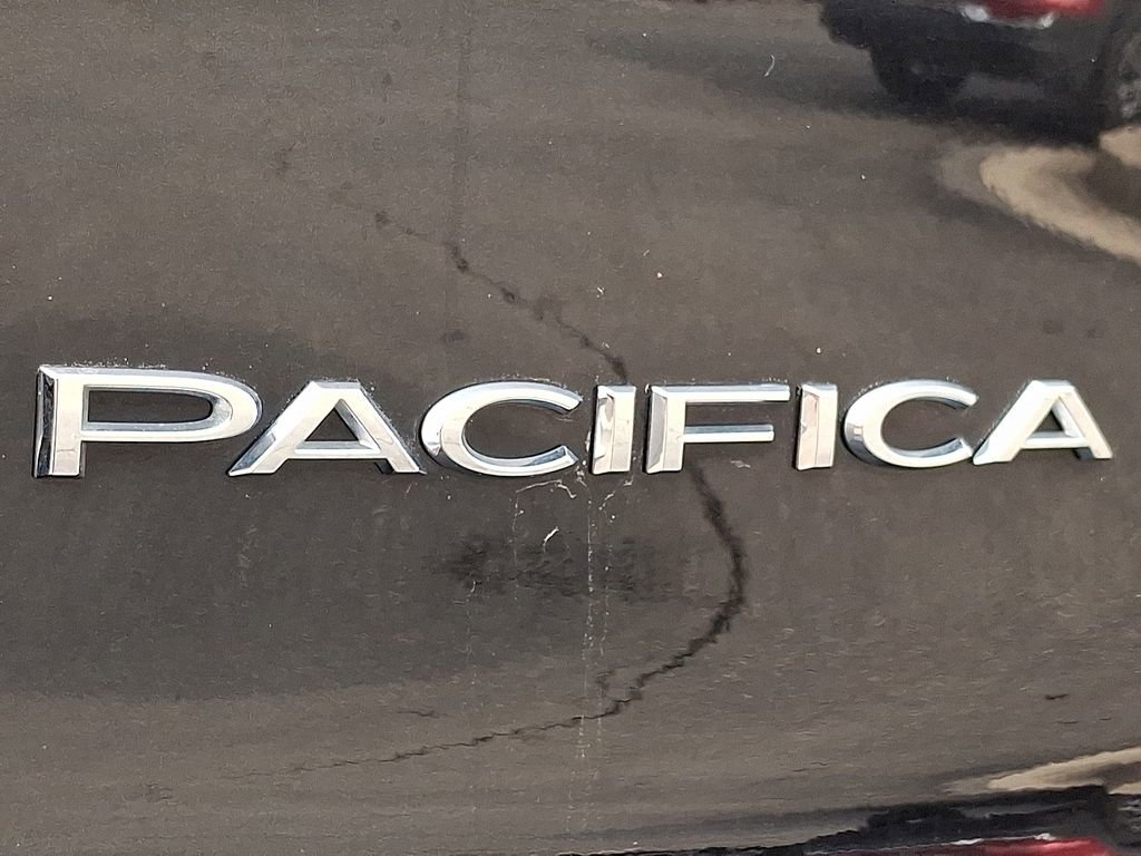 Used 2023 Chrysler Pacifica Touring-L image 33