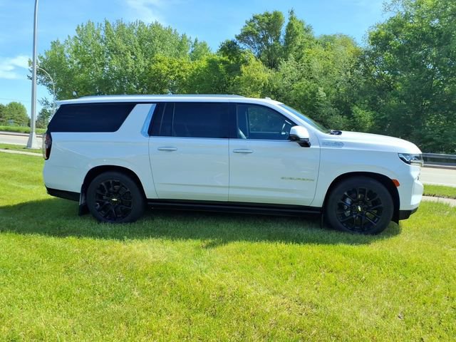Used 2023 Chevrolet Suburban High Country AWD/4WD image 2