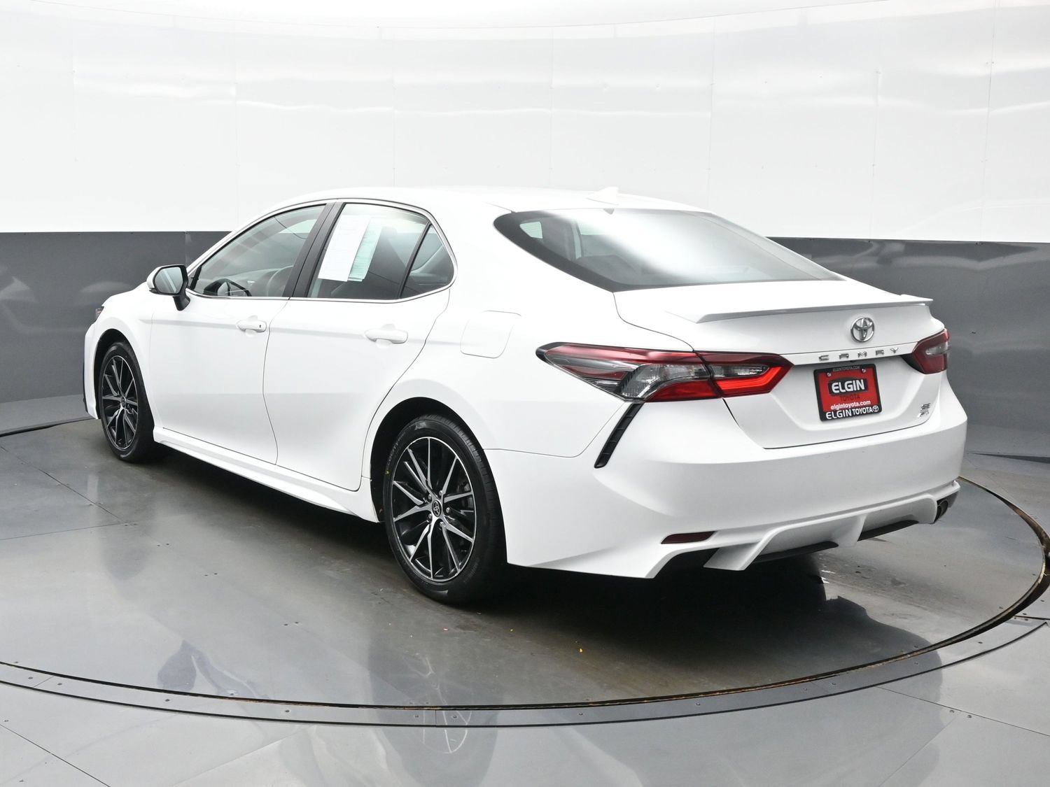 Used 2024 Toyota Camry SE AWD/4WD image 4