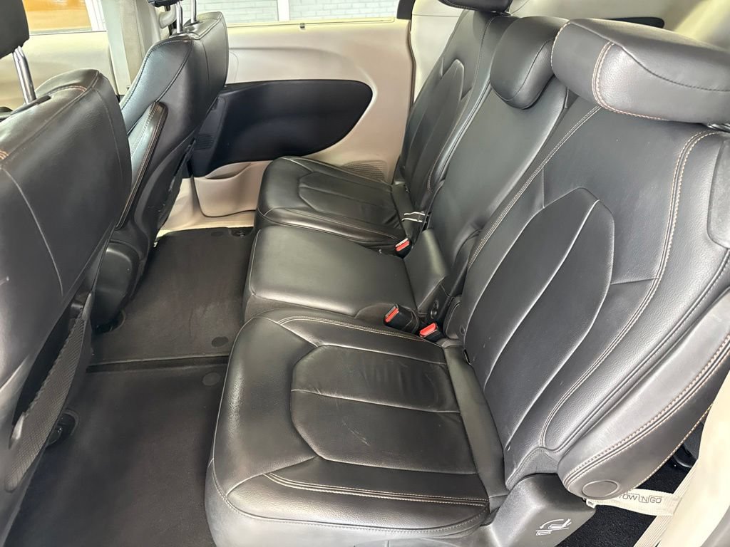 Used 2017 Chrysler Pacifica Touring-L FWD image 11