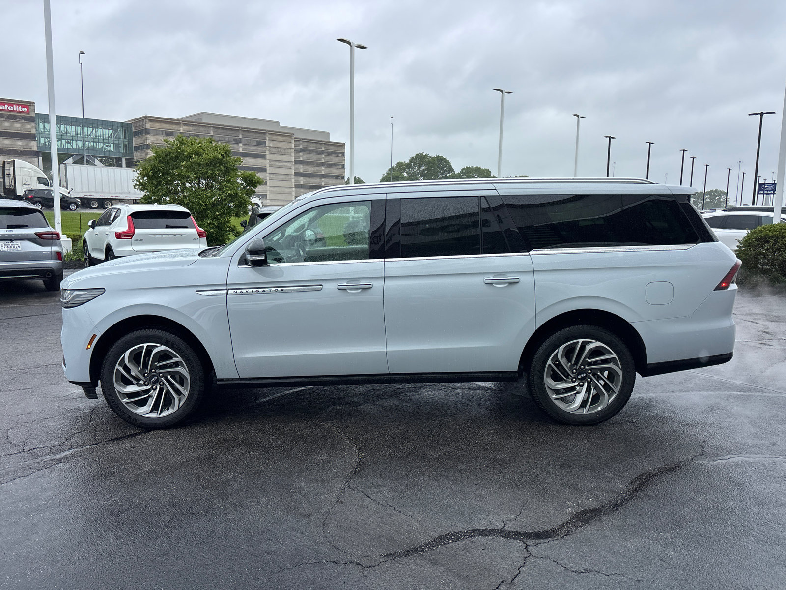 New 2026 Lincoln Navigator L Reserve AWD/4WD image 4