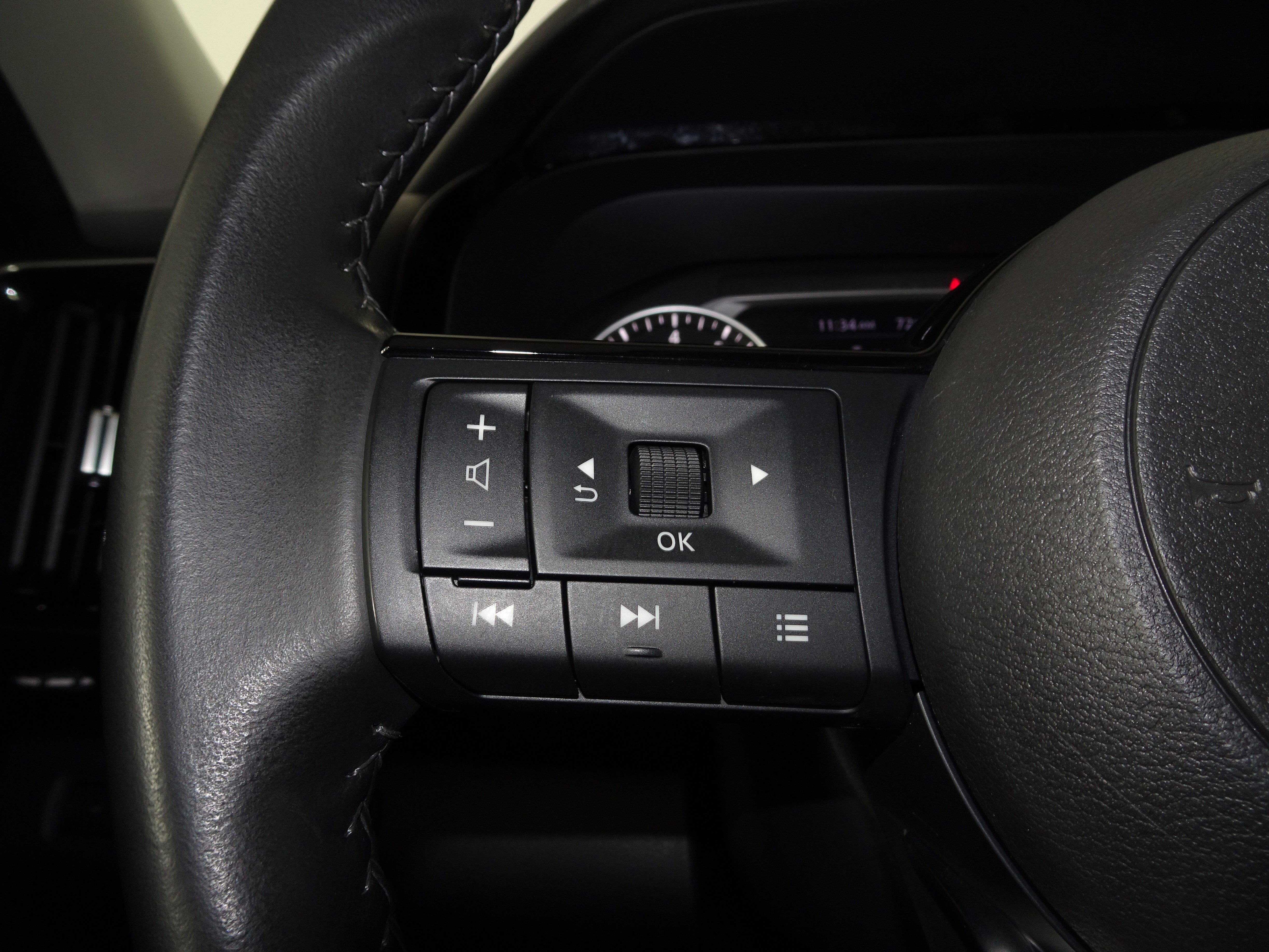 Used 2023 Nissan Pathfinder SV image 57