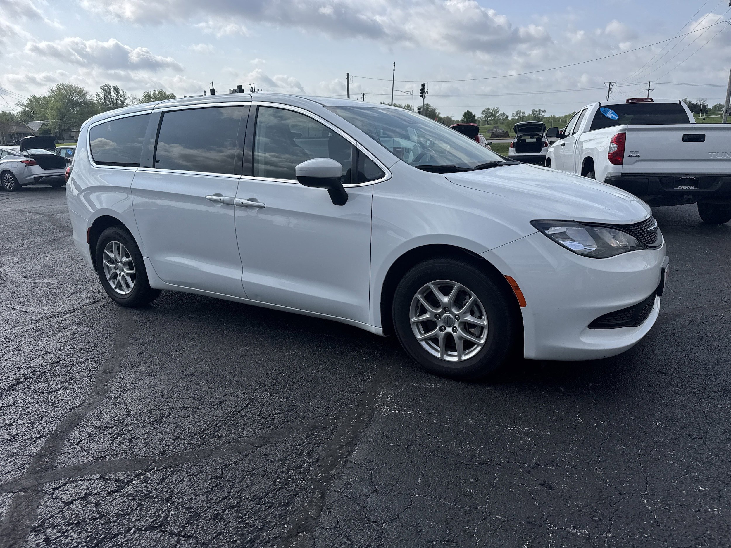 Used 2023 Chrysler Voyager LX image 1
