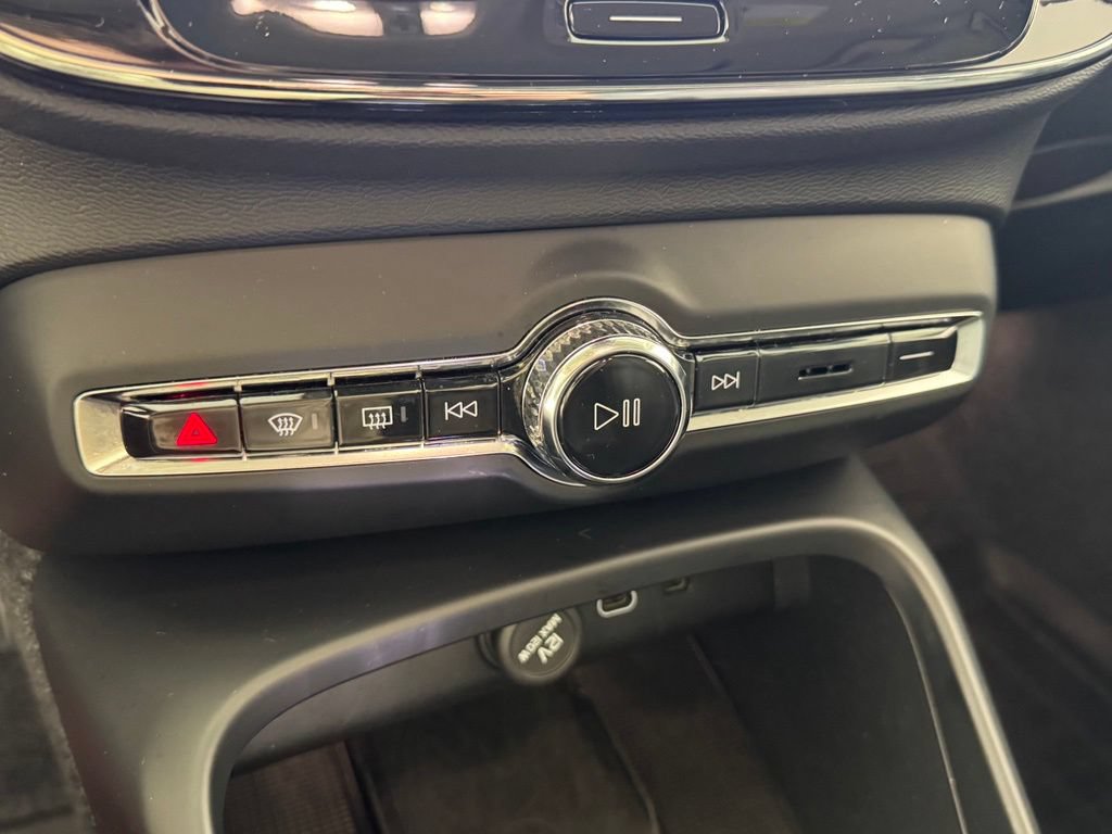 Certified 2026 Volvo XC40 B5 Plus AWD/4WD image 23