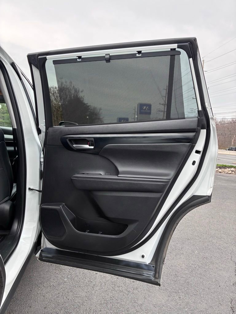 Used 2023 Toyota Highlander XLE AWD/4WD image 47