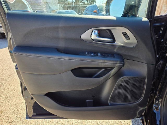 Used 2025 Chrysler Pacifica Select image 13