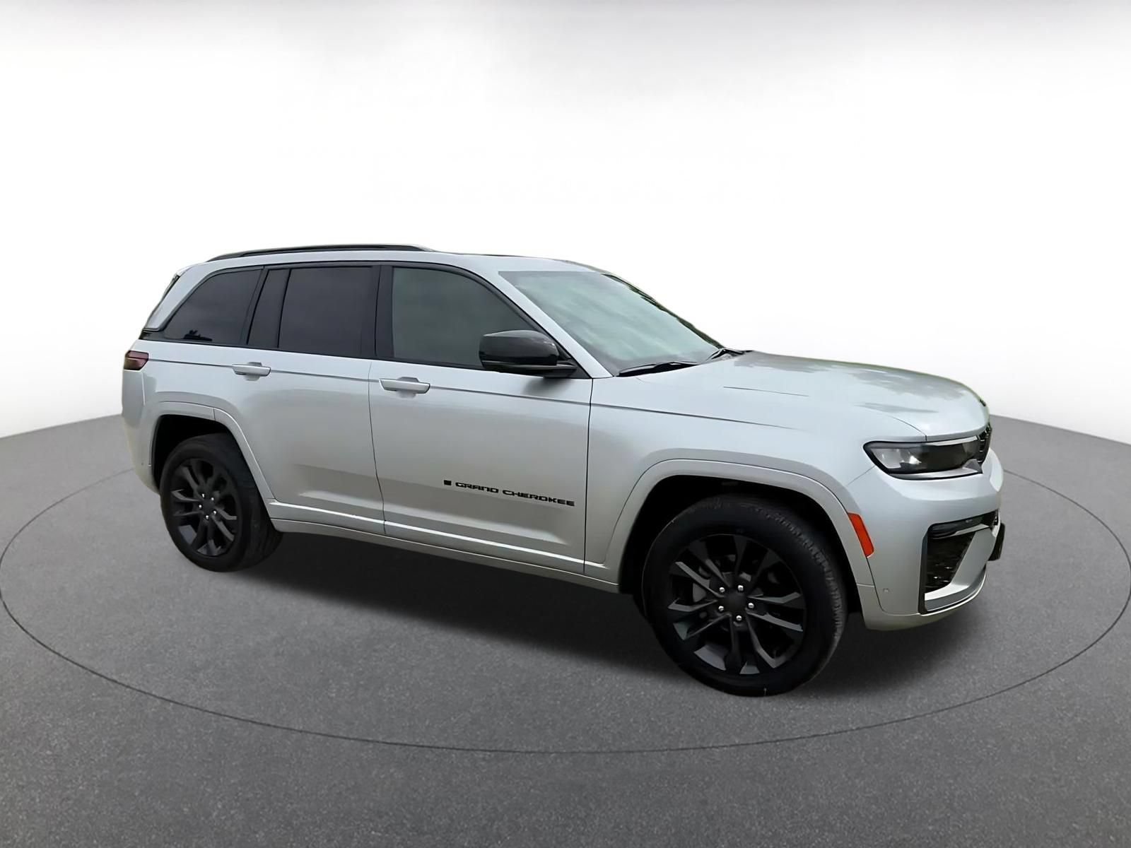 Used 2026 Jeep Grand Cherokee Limited AWD/4WD image 2
