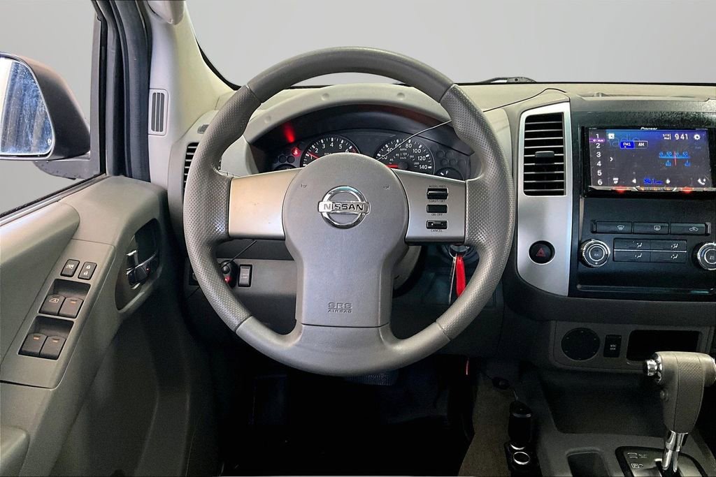 Used 2010 Nissan Frontier SE image 9