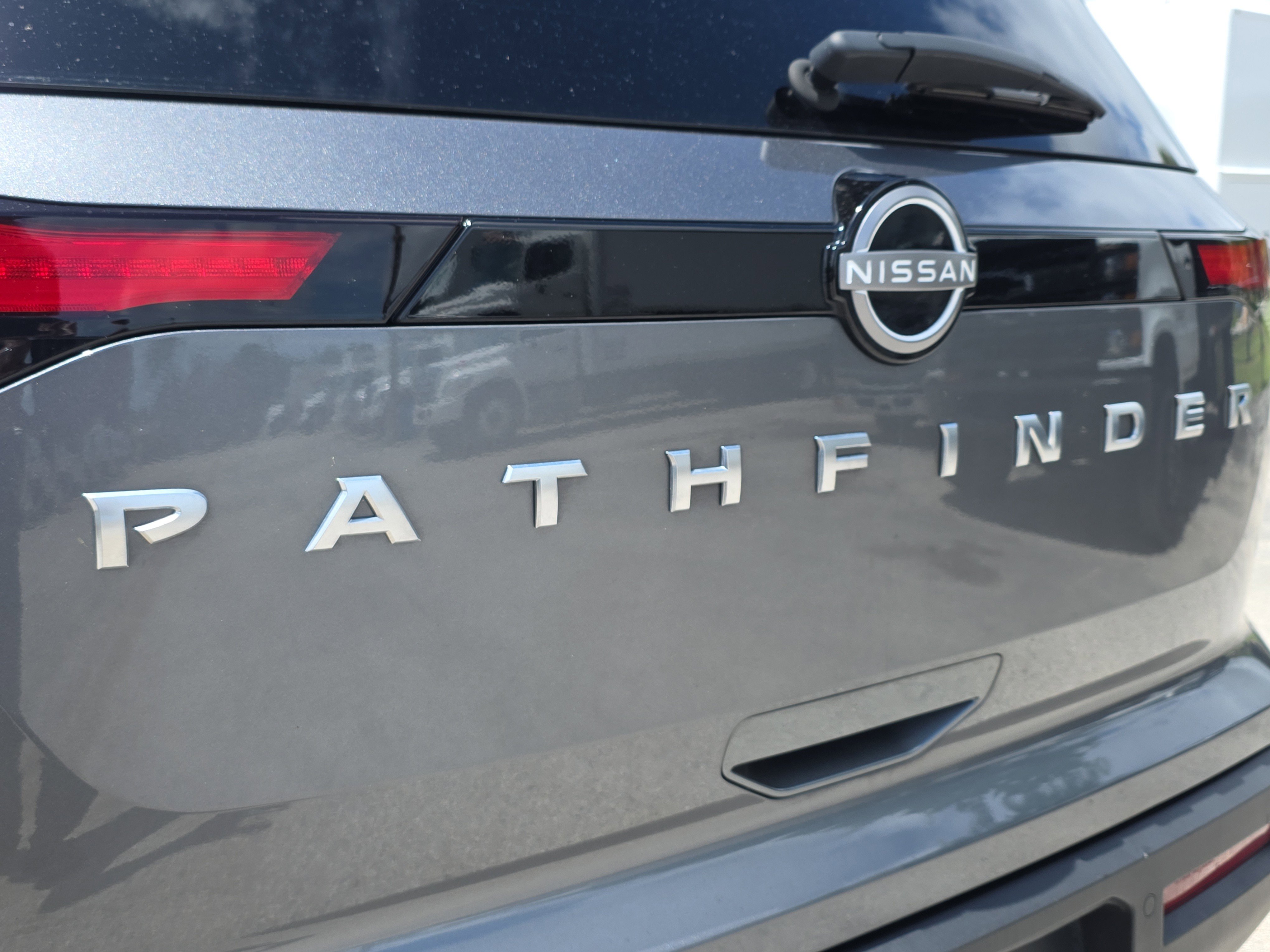 Used 2024 Nissan Pathfinder S image 10