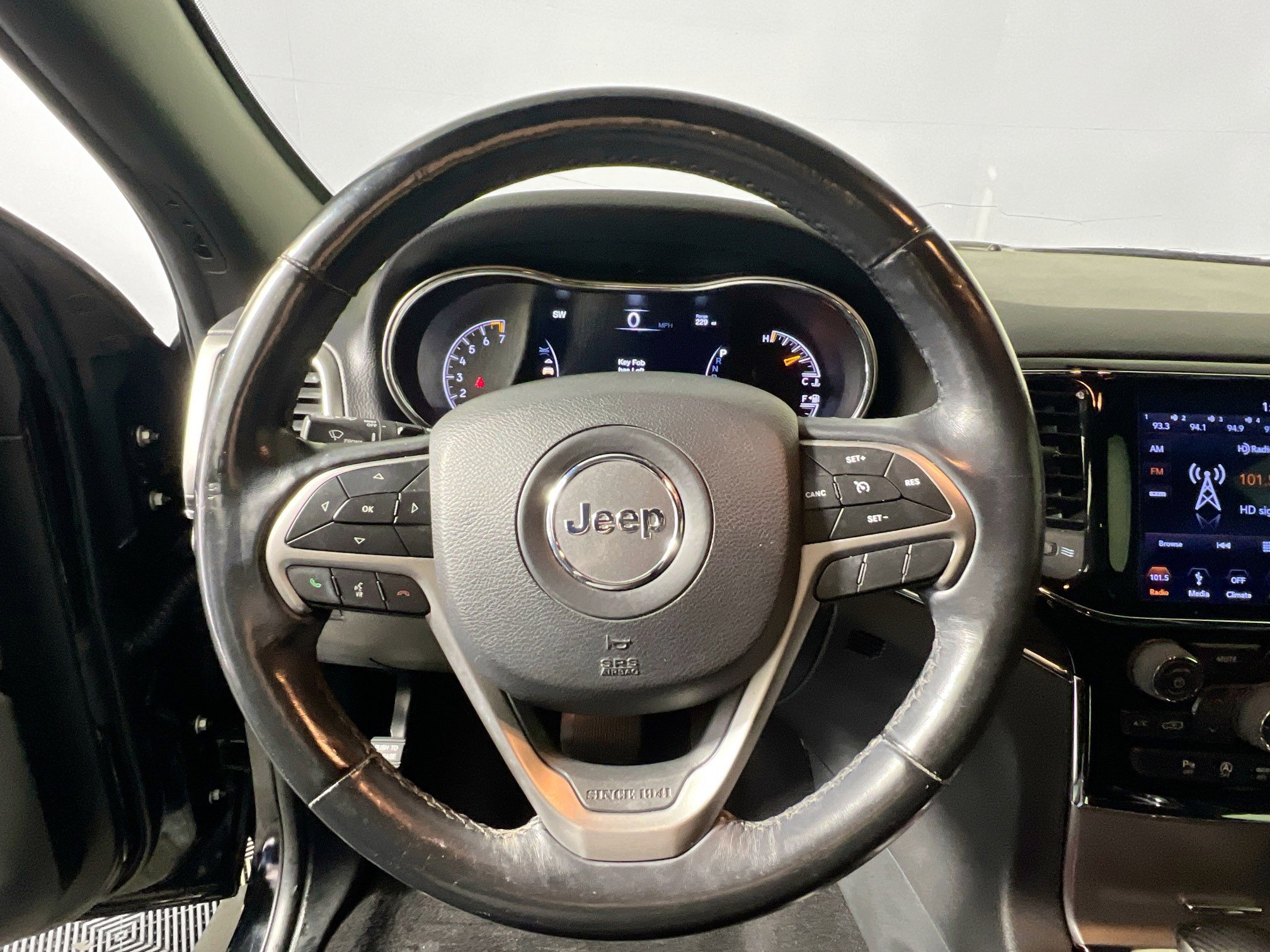 Used 2019 Jeep Grand Cherokee Limited w/ Luxury Group II image 17