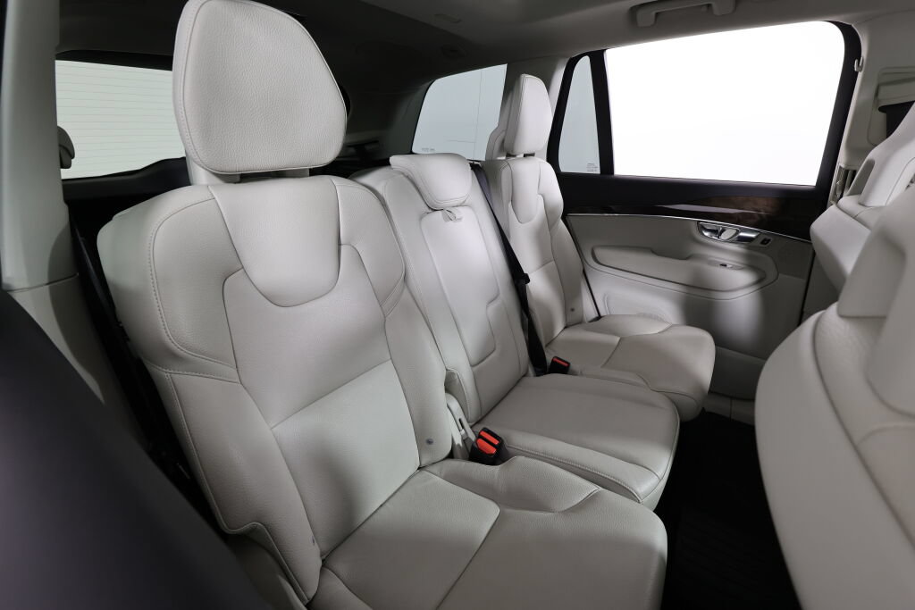 Used 2016 Volvo XC90 T6 Momentum w/ Momentum Plus Package AWD/4WD image 21