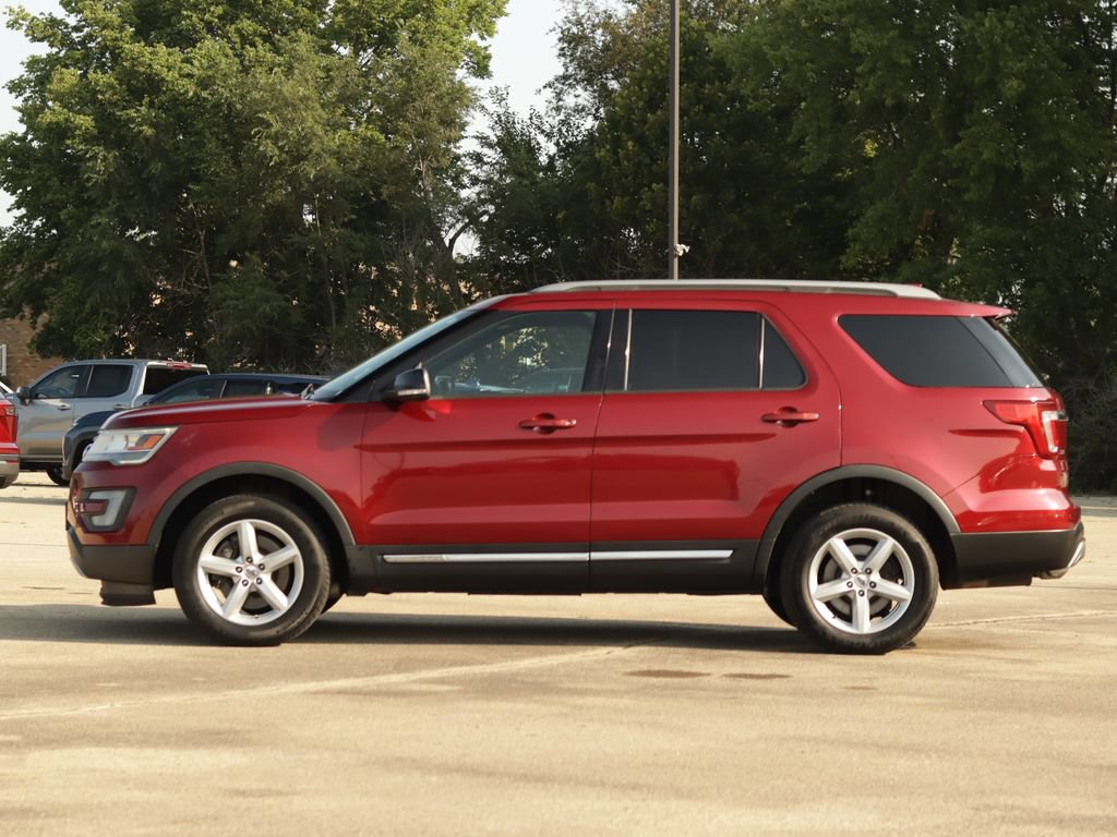 Used 2017 Ford Explorer XLT AWD/4WD image 4