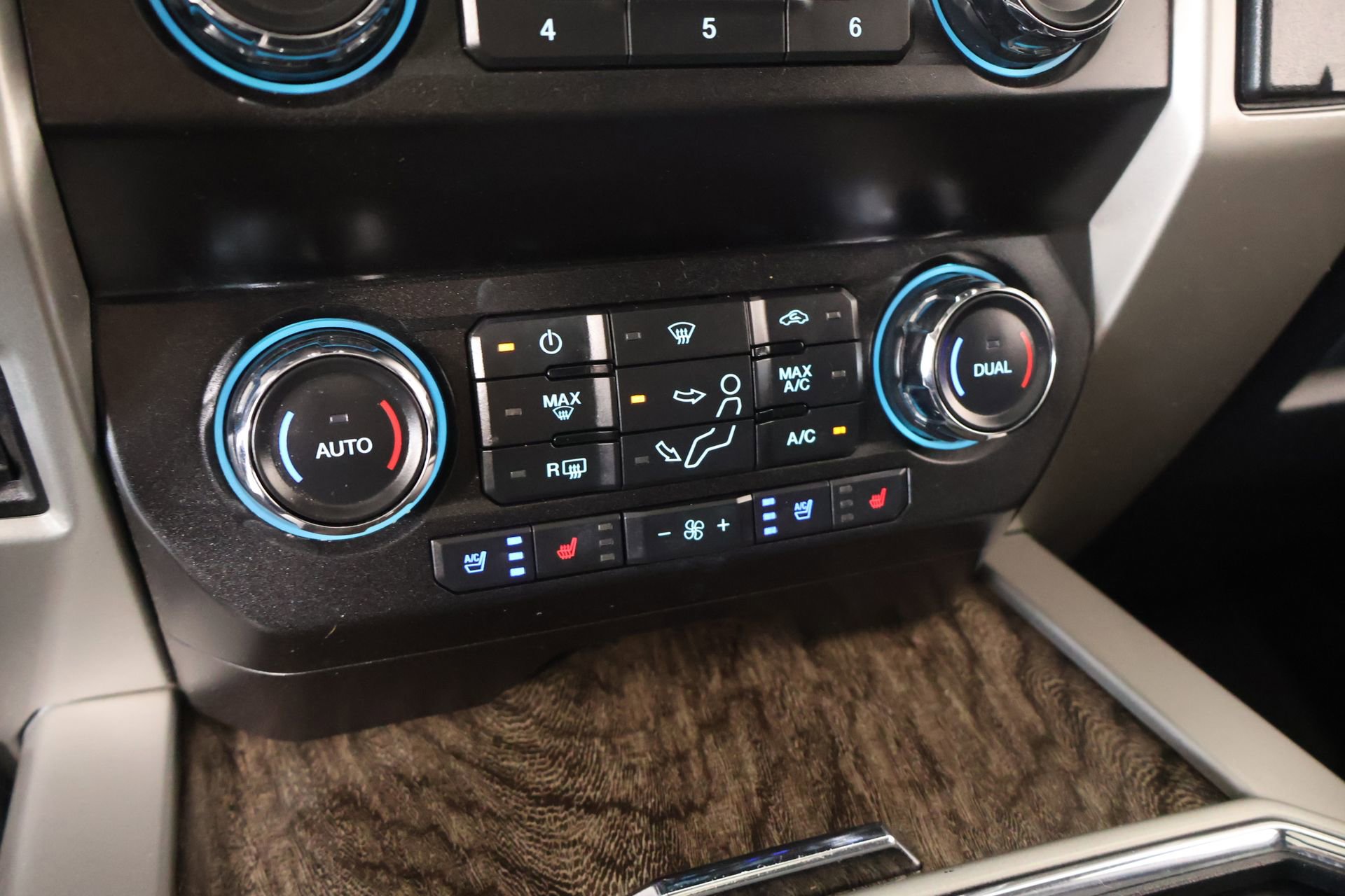 Used 2019 Ford F250 Lariat w/ Lariat Ultimate Package image 8