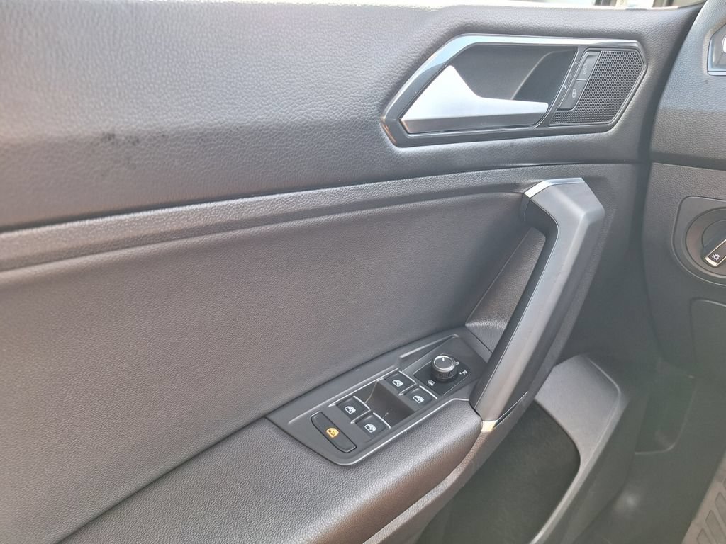 Used 2018 Volkswagen Tiguan SE AWD/4WD image 16
