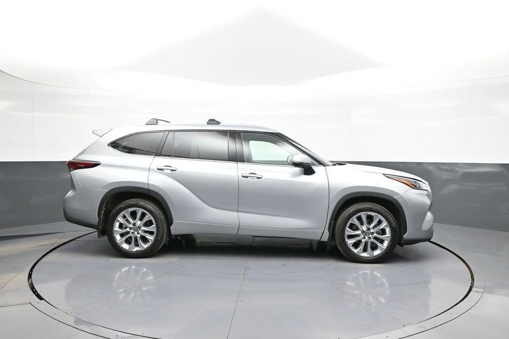 Certified 2024 Toyota Highlander Limited AWD/4WD image 5