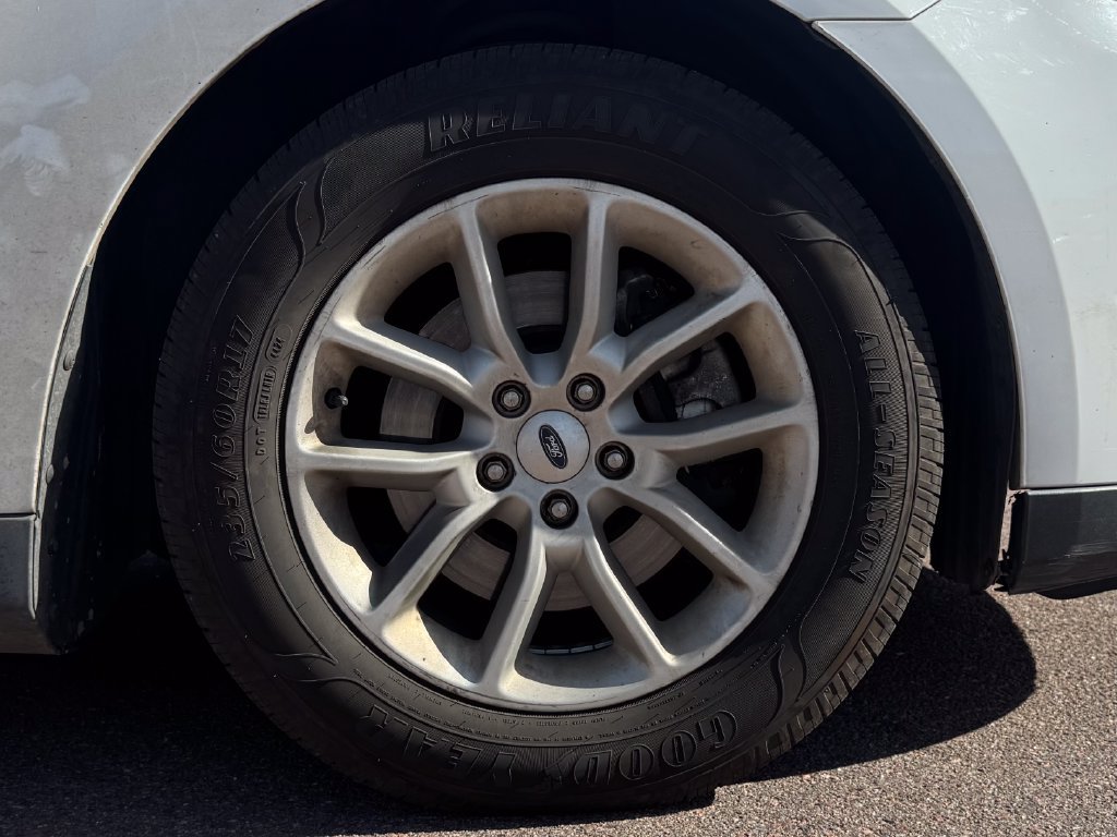 Used 2014 Ford Taurus SE FWD image 12