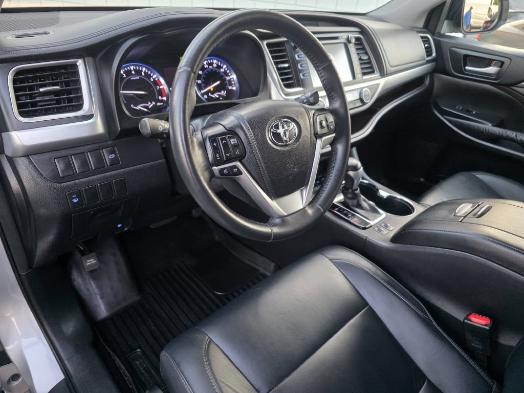 Used 2014 Toyota Highlander XLE AWD/4WD image 16