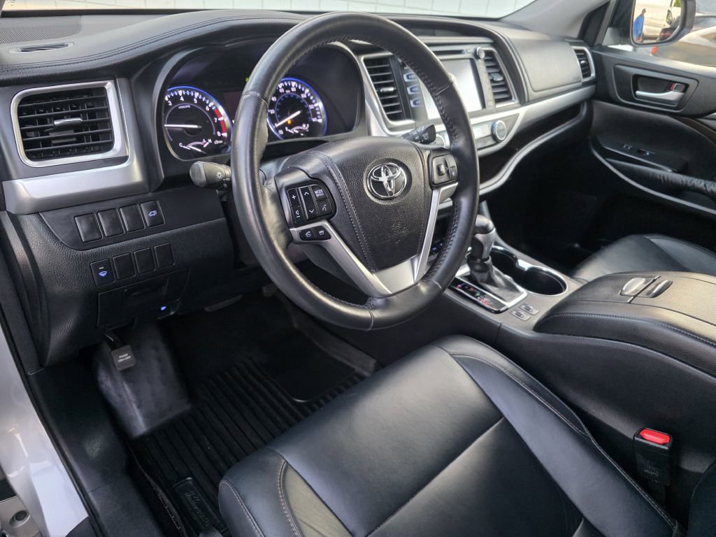 Used 2014 Toyota Highlander XLE AWD/4WD image 16