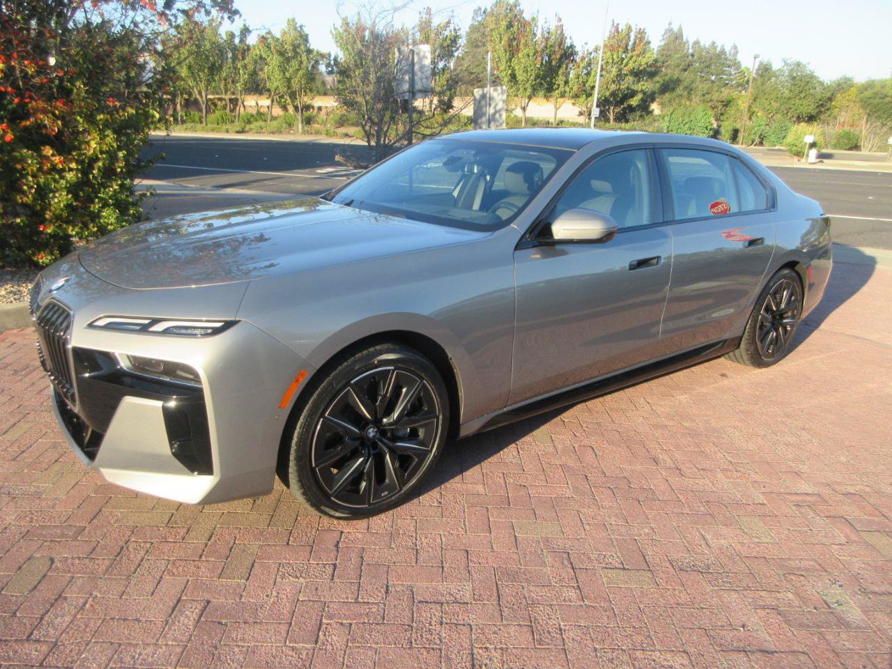 Used 2023 BMW 760i xDrive AWD/4WD image 1
