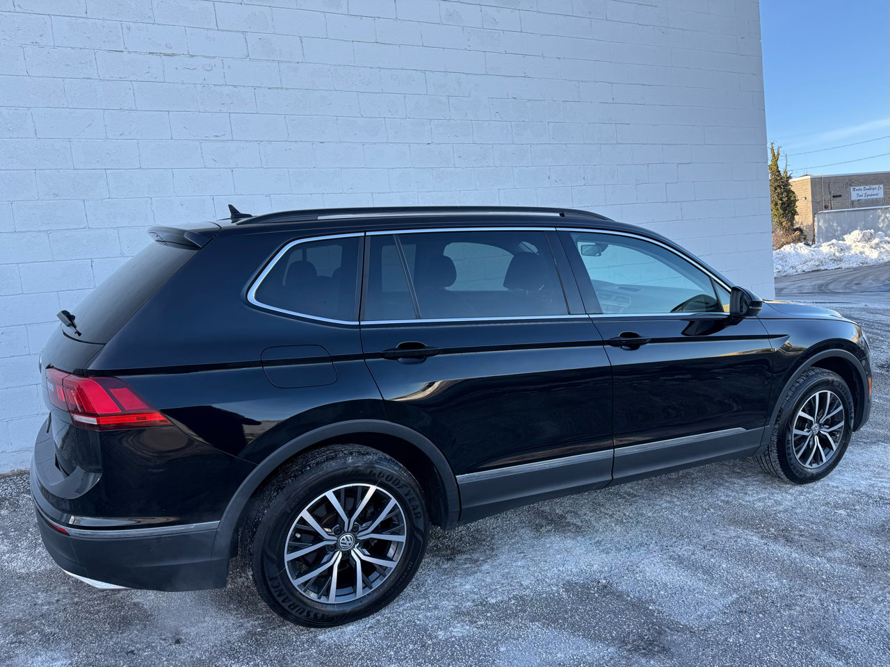 Used 2020 Volkswagen Tiguan SE w/ Panoramic Sunroof Package image 19
