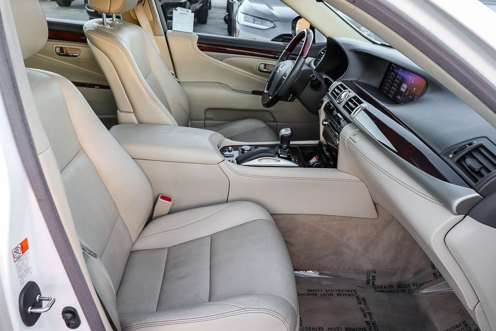 Used 2016 Lexus LS 460 w/ Comfort Package RWD image 21
