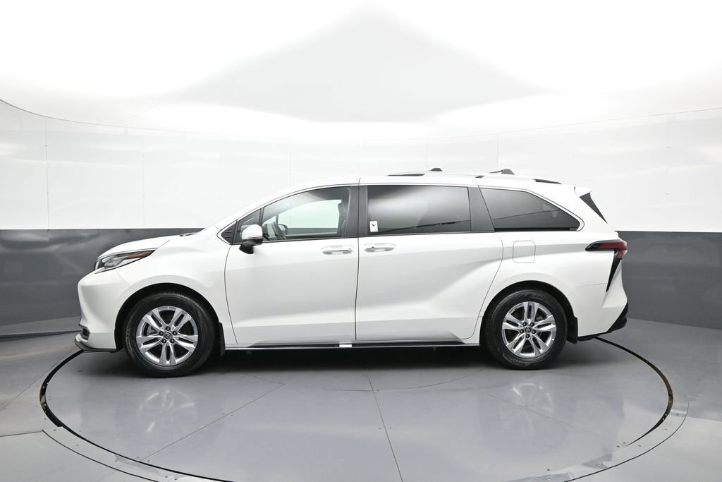 Certified 2025 Toyota Sienna Limited image 9