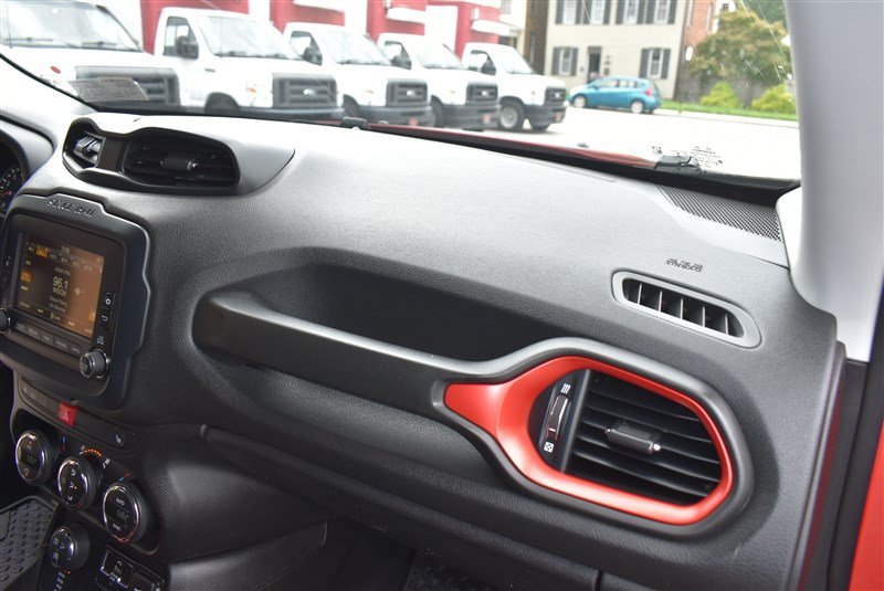 Used 2017 Jeep Renegade Trailhawk AWD/4WD image 30