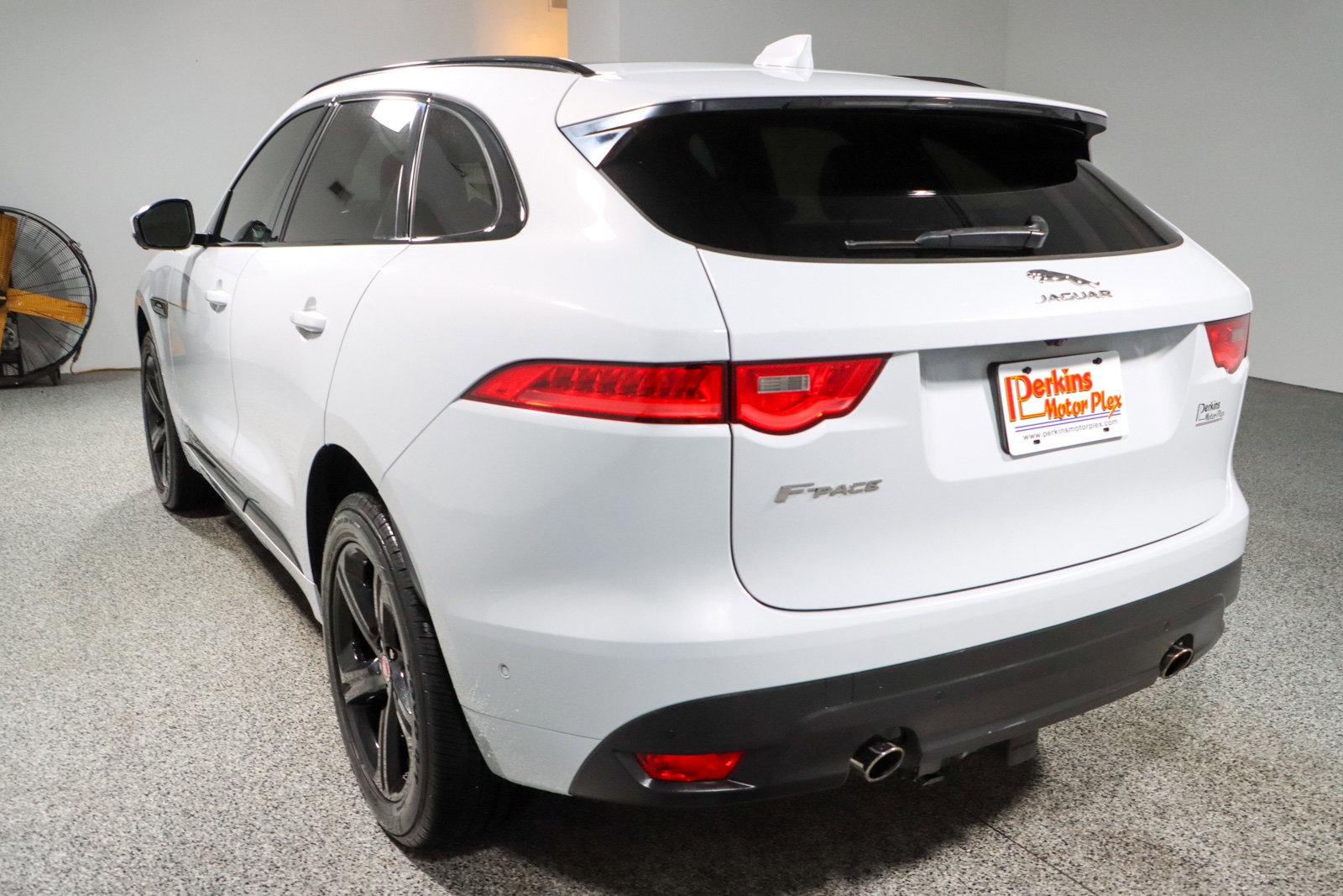 Used 2018 Jaguar F-PACE R-Sport image 9