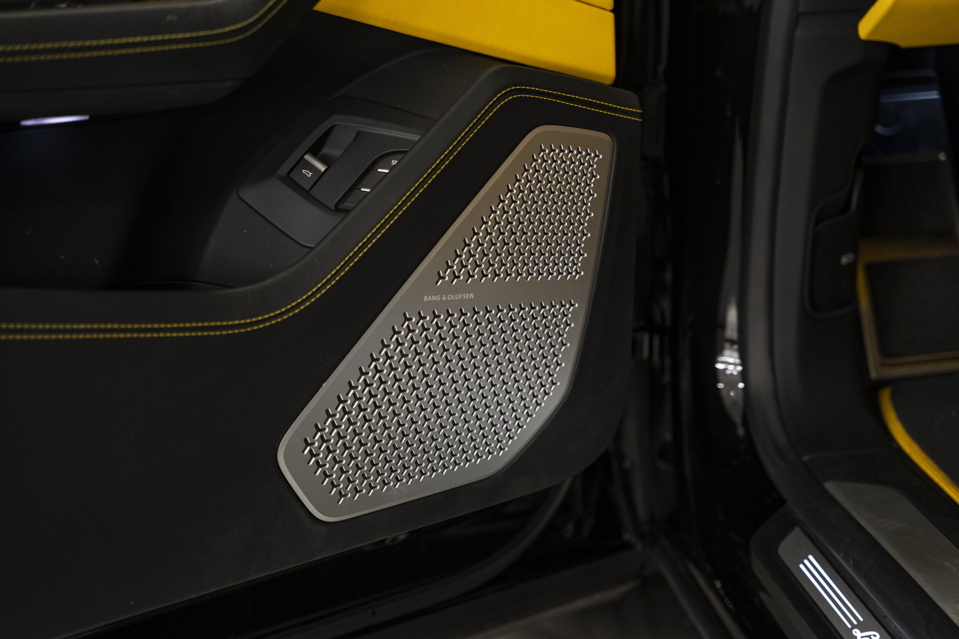 Used 2022 Lamborghini Urus AWD/4WD image 18