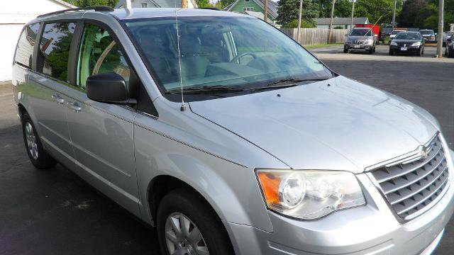 Used 2010 Chrysler Town & Country LX w/ Entertainment Group #1 FWD image 3