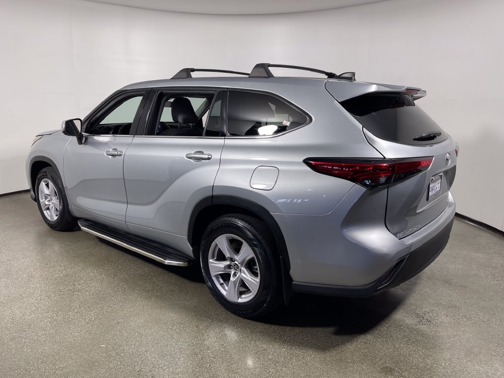 Used 2022 Toyota Highlander LE AWD/4WD image 5